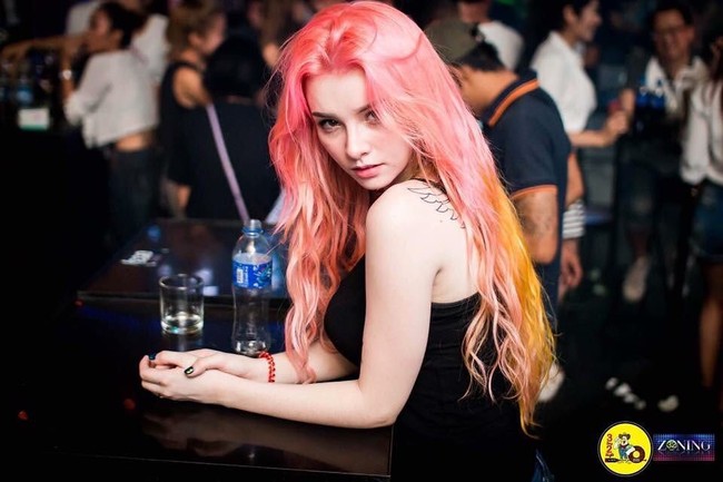 Model cantik asal Irlandia yang tinggal di Thailand ini pun kemungkinan akan menghadapi satu tahun penjara setelah dituduh mempromosikan perjudian online secara ilegal. Foto: Instagram