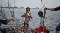 Bermain air, berenang, dan menikmati pemandangan laut dari Pantai Marunda menjadi salah satu daya tarik pengunjung untuk datang kesini.