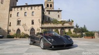 Ternyata Messi juga punya hobi yang sama dengan rivalnya, Cristiano Ronaldo soal selera mobil kencang. Messi disebut mengoleksi salah satu mobil tercepat di dunia, yaitu Pagani Zonda Roadster. Sebelumnya, Ronaldo juga sempat mengendarai Pagani Zonda dalam sebuah video iklan. Foto: Pagani
