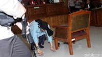 Terdakwa kasus terorisme Aman Abdurrahman divonis mati oleh majelis hakim Pengadilan Negeri Jakarta Selatan. Aman sempat sujud di ruang sidang saat vonis dibacakan. Tapi Aman tak memberikan pernyataan atas vonis tersebut. Belasan polisi bersenjata laras panjang langsung membuat barikade, mengerumuni Aman.  (Foto: Lamhot Aritonang/detikcom)