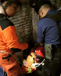 Damkar Selamatkan Kucing yang Terjebak di Sumur Tua Tebet