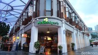 Musik dari dalam bar akan mulai beradu, ada yang live ada juga yang hanya menggunakan playlist artis ternama. Pohon-pohon yang ada diberi lampu hias dan mempercantik suasana. (Bonauli/detikTravel)
