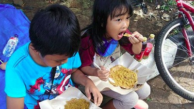 Lihat Anak-anak Ini Makan Kerak Telor, Bikin Ngiler Deh