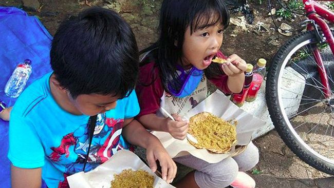  Lihat  Anak  anak  Ini Makan Kerak Telor Bikin Ngiler Deh