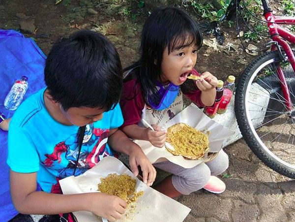 Lihat Anak-anak Ini Makan Kerak Telor, Bikin Ngiler Deh