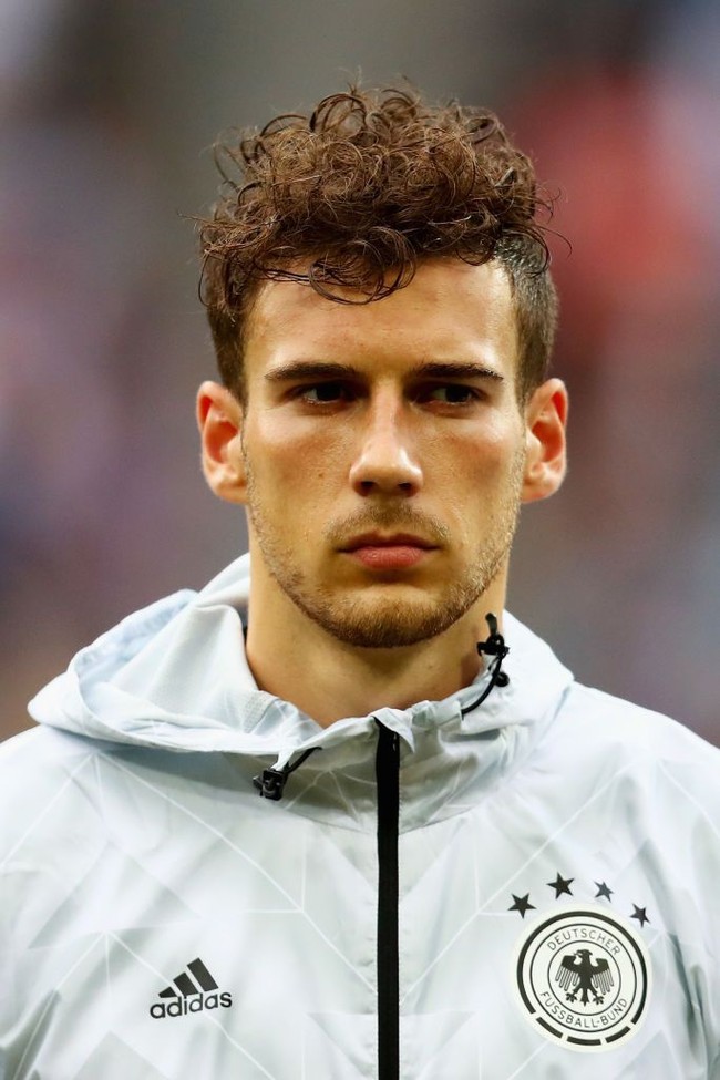 Dari Jerman, ada pemain muda Leon Goretzka. Gelandang tim Der Panzer yang baru berusia 22 tahun ini menumbuhkan sedikit jenggot di ujung dagunya. Foto: Getty Images