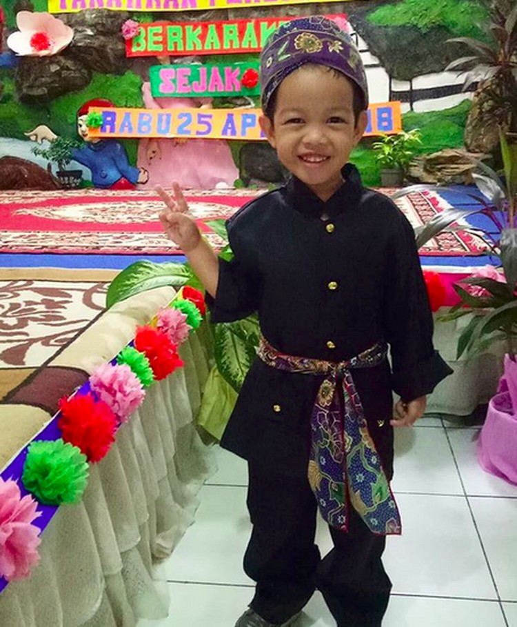 Cute-nya Anak-anak Ini Saat Pakai Baju Adat Betawi
