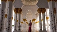 Lihat deh saat ia pergi ke Abu Dhabi, UEA, cantik ya? (dualipa/Instagram)