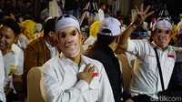 Pendukung Deddy Mizwar-Dedi Mulyadi terlihat mengenakan topeng berwajah Dedi Mizwar.