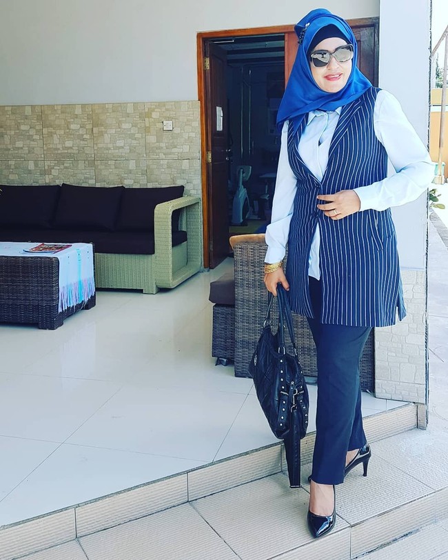 Berhasil melewati badai pernikahannya, Schechah Sagran kini memiliki tampilan yang berbeda. Ia mantap berhijab beberapa tahun lalu. Foto: Instagram/SchechahSagran