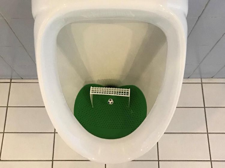 Demam Piala Dunia di Rusia: Sosis Gaya Bola, Jamban pun Ada Gawangnya