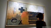 Ingin menyambangi pameran 57 x 76? Tidak ada harga tiket sama sekali, tapi ingat mendatangi sebuah pameran tak hanya asyik berfoto untuk media sosial. Baca keterangan karya dan pahami karya seni tersebut! Foto: Tia Agnes/ detikHOT