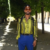 Penyanyi Miguel menunjukkan sisi dandy-nya dengan kemeja satin kuning yang kontras dengan celana birunya. Tidak ketinggalan, aksesori berupa suspender hitam menciptakan kesan gahar pada gayanya. (Foto: Getty Images)