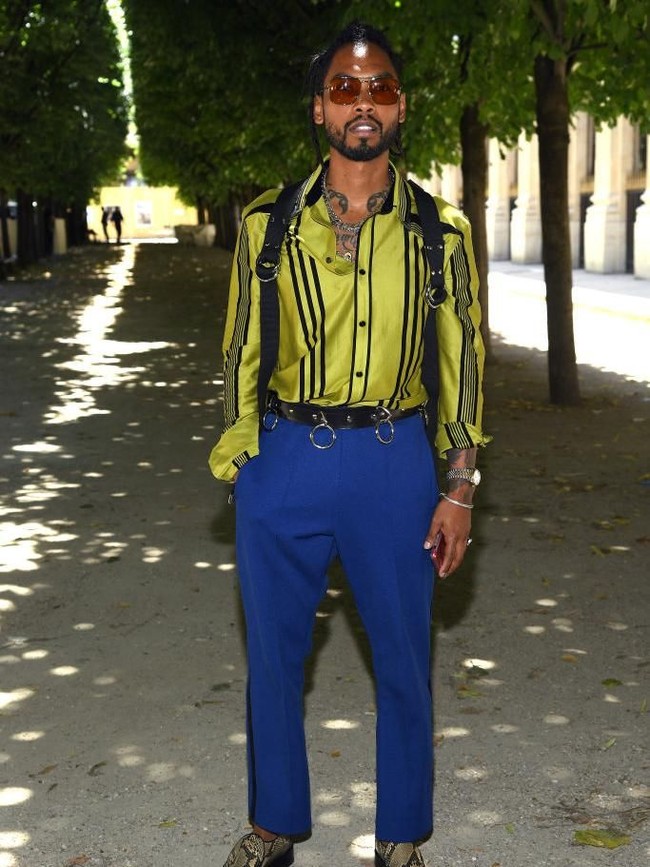 Penyanyi Miguel menunjukkan sisi dandy-nya dengan kemeja satin kuning yang kontras dengan celana birunya. Tidak ketinggalan, aksesori berupa suspender hitam menciptakan kesan gahar pada gayanya. (Foto: Getty Images)