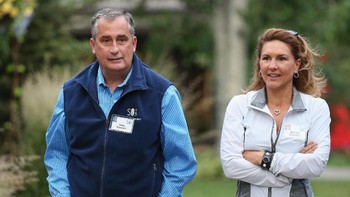 Brian pun aktif di komunitas teknologi dan sering menghadiri event-event penting. Oh ya, dia telah menikah dan dikaruniai dua orang anak. Ini saat bersama istrinya Brandee Krzanich saat menghadiri sebuah konferensi para bos teknologi. Foto: Getty Images