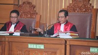 Hakim membuka sidang vonis untuk Aman Abdurrahman.