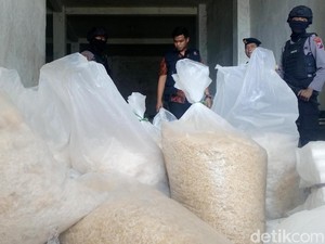 Polisi Bawa Sampel Mi Instan Kedaluwarsa ke Laboratorium