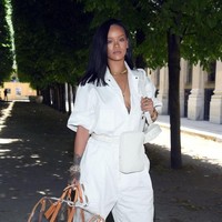 Virgil Abloh, desainer di balik label kekinian Off-White menampilkan karya perdananya sebagai desainer divisi busana pria Louis Vuitton di Paris Fashion Week, Kamis (21/6/2018). Peragaan ini kian spesial dengan kehadiran para selebriti dunia. Salah satunya Rihanna yang muncul dalam balutan jumpsuit putih dengan tas pinggang monogram LV berbentuk persegi panjang. Turut melengkapi gaya kekiniannya, tas Keepall LV transparan. (Foto: Getty Images)