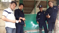 Rekan Dayat, Ismail jadi korban penyerangan monyet liar pada Kamis (21/6) sore. Ismail digigit bagian tangannya. 