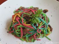 Mencicip Sandwich Unicorn Warna-warni di Stillwater Coffee & Co Gunawarman