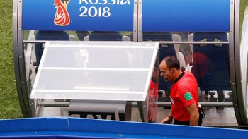 RRA sendiri merupakan sebuah fasilitas berupa monitor yang terletak di pinggir lapangan dekat bench. Foto: REUTERS