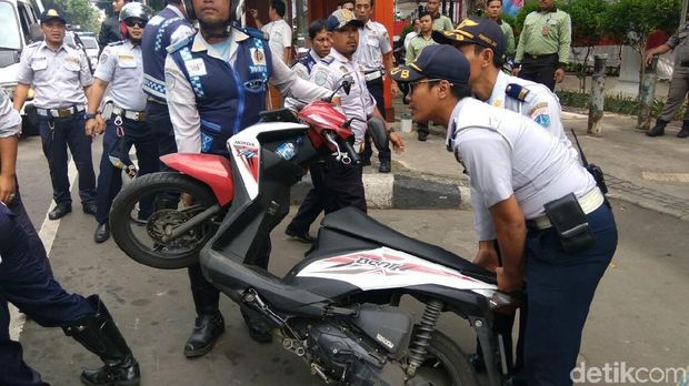 Dishub Angkut Motor yang Parkir di Trotoar Depan Gedung DPRD DKI