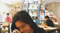 Begini gaya Tissa Biani saat menunggu pesanan datang. Duh, kok malu malu gitu sih gayanya?  Foto: Instagram tissabiani