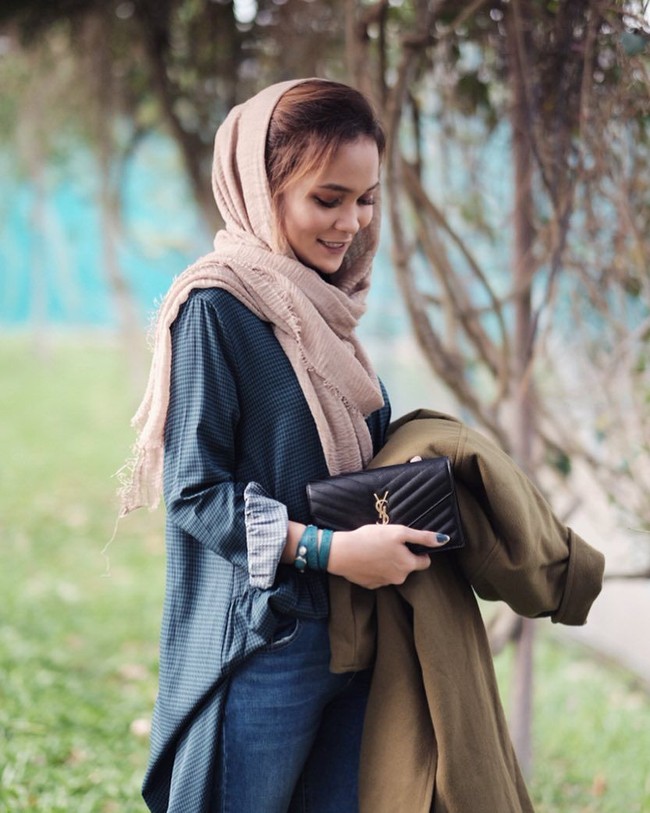 Dinda mengaku tak kuat menerima hujatan netizen. Ia merasa serba salah, padahal ia hanya sedang belajar berhijab bukan mencari sensasi. Setelah mendapatkan restu dari keluarga, Dinda pun kini tampil tak berhijab. Foto: Instagram/DindaShafay