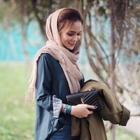 Dinda mengaku tak kuat menerima hujatan netizen. Ia merasa serba salah, padahal ia hanya sedang belajar berhijab bukan mencari sensasi. Setelah mendapatkan restu dari keluarga, Dinda pun kini tampil tak berhijab. Foto: Instagram/DindaShafay