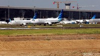 Untuk mengurangi kepadatan itu, dibangun penambahan landasan pacu (runway) 3 di Bandara Soetta.