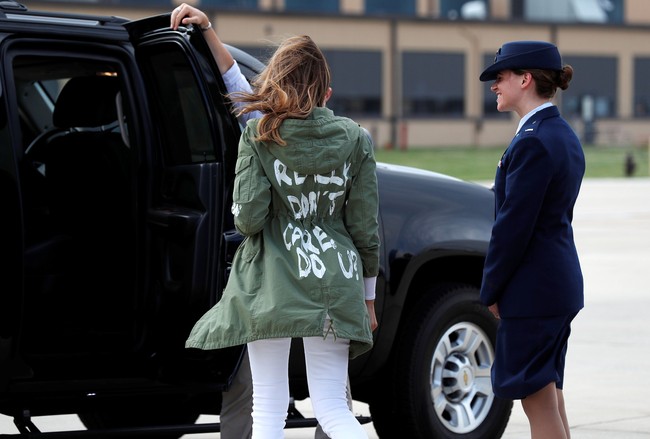 Melania Trump menjadi sorotan karena memakai jaket dengan tulisan I REALLY DONT CARE, DO U? sebelum kunjungannya ke perbatasan Texas untuk menemui anak-anak imigran. Publik langsung saja bereaksi melihat pilihan fashionnya yang seolah menyatakan tak peduli dengan nasib para imigran yang sedang sensitif ini. Foto: REUTERS/Kevin Lamarque