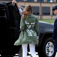 Melania Trump menjadi sorotan karena memakai jaket dengan tulisan I REALLY DONT CARE, DO U? sebelum kunjungannya ke perbatasan Texas untuk menemui anak-anak imigran. Publik langsung saja bereaksi melihat pilihan fashionnya yang seolah menyatakan tak peduli dengan nasib para imigran yang sedang sensitif ini. Foto: REUTERS/Kevin Lamarque