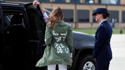 Ini Lho Jaket Melania Trump yang Bikin Heboh