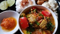Soto Tangkar selain enak menggunakan emping dan nasi hangat, topping perkedel kentang gurih dengan telur rebus mulur juga pas. Seperti milik @noniklim. Foto: Instagram