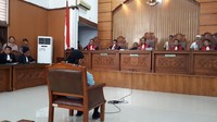 Aman Abdurrahman tidak melakukan persiapan khusus menjelang sidang vonis. (Persiapan) Biasa saja, tidak ada persiapan khusus untuk itu, baik pengacara dan Ustaz Oman sendiri siap mendengarkan vonis, kata Asludin.Fotografer: Haris Fadhil/detikcom