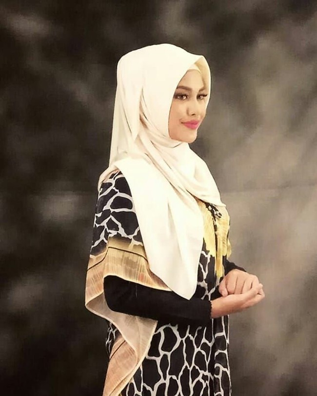 Kala itu ia memakai kaftan bermotif dan berbahan flowy dipadukan dengan shawl panjang berwarna krem. Foto: Instagram/aurel.hermansyah
