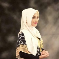 Kala itu ia memakai kaftan bermotif dan berbahan flowy dipadukan dengan shawl panjang berwarna krem. Foto: Instagram/aurel.hermansyah