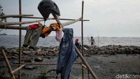 Sekadar bermain air dan melihat pemandangan laut sambil memakan jajanan yang dibawa sudah menjadi hiburan bagi beberapa orang yang datang ke pantai marunda.