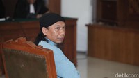 Dalam perkara ini, Aman dituntut hukuman mati karena menggerakkan aksi teror bom di Indonesia. Aksi teror dilakukan setelah Aman menginisiasi terbentuknya Jamaah Ansharut Daulah (JAD).