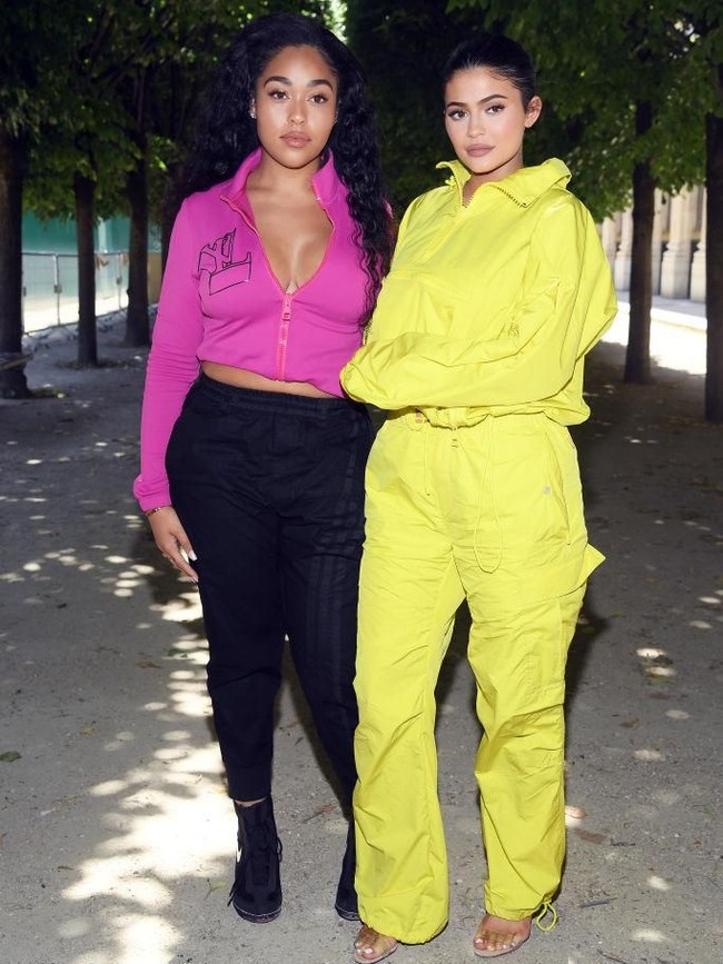 Kylie Jenner juga muncul di fashion show Louis Vuitton. Jumpsuit kuning cerah menjadi pilihan adik Kim Kardashian itu. (Foto: Getty Images)
