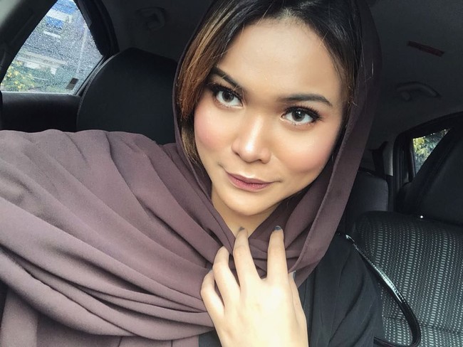 Video tersebut lagi-lagi mengundang kontroversi. Banyak netizen yang tak setuju dengan pemikiran Dinda yang masih labil. Netizen merasa seharusnya Dinda memperbaiki hijabnya, bukan melepas hijab tersebut. Foto: Instagram/DindaShafay
