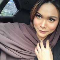 Video tersebut lagi-lagi mengundang kontroversi. Banyak netizen yang tak setuju dengan pemikiran Dinda yang masih labil. Netizen merasa seharusnya Dinda memperbaiki hijabnya, bukan melepas hijab tersebut. Foto: Instagram/DindaShafay