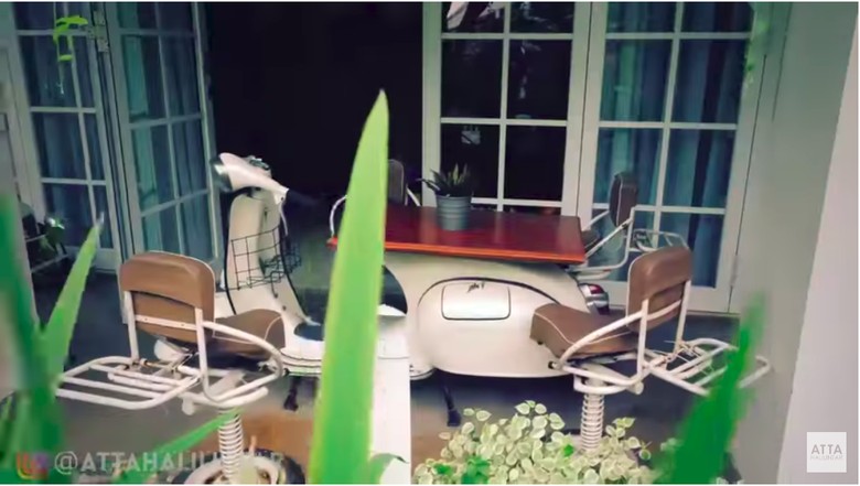 Vespa tua jadi meja di Rumah Raffi Ahmad. Foto: Screenshot Youtube/Atta Halilintar Vespa tua jadi meja di Rumah Raffi Ahmad. Foto: Screenshot Youtube/Atta Halilintar