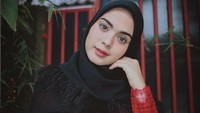 Sebelum dengan Paula Verhoeven. Baim Wong sempat berpacaran juga dengan Vebby Palwinta. Meski berbeda lima belas tahun dengan Baim Wong, keduanya tetap menjalin asmara yang sangat serius. Namun akhirnya putus di tengah jalan. Foto: Dok.Instagram/Vebby Palwinta