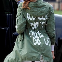 Pekan lalu, Melania Trump sempat membuat heboh lantaran memakai jaket yang bertuliskan I really dont care, do u? saat mengunjungi anak-anak imigran di perbatasan AS-Meksiko.  Foto: REUTERS/Kevin Lamarque