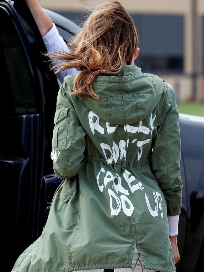 Pekan lalu, Melania Trump sempat membuat heboh lantaran memakai jaket yang bertuliskan I really dont care, do u? saat mengunjungi anak-anak imigran di perbatasan AS-Meksiko.  Foto: REUTERS/Kevin Lamarque