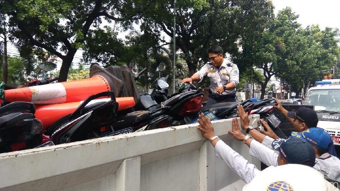 Dishub DKI angkut motor yang parkir di trotoar DPRD DKI
