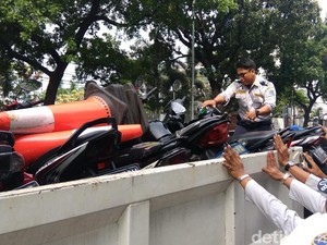 Viral Ojol Memelas Motor Diangkut Saat Ambil Orderan, Ini Kata Dishub DKI