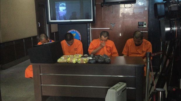 4 Kurir narkoba ini diberi upah Rp 300 juta.