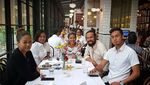 Serunya Dwi Sasono Bersama Keluarga Saat Makan Kelapa Muda Hingga Bubur Ayam